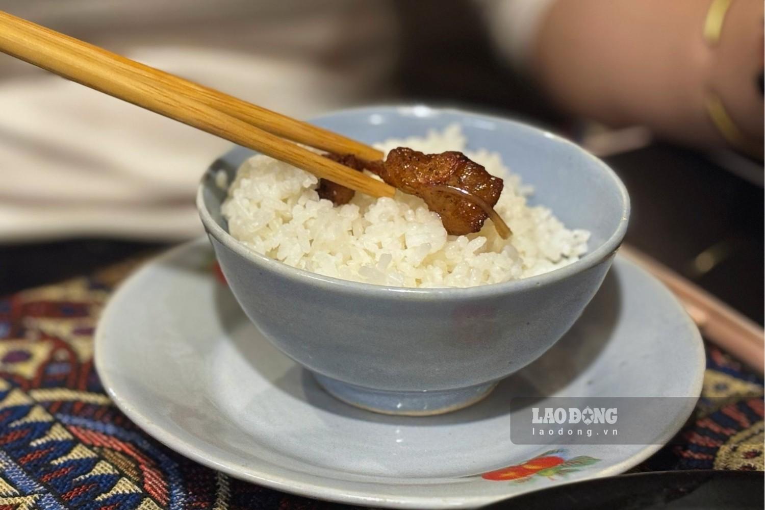 Bữa cơm gia đình ấm cúng với giá cả phải chăng. Ảnh: Nguyễn Đạt