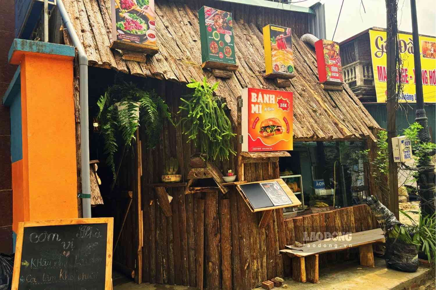 Không gian trong và ngoài quán. Ảnh: Nguyễn Đạt