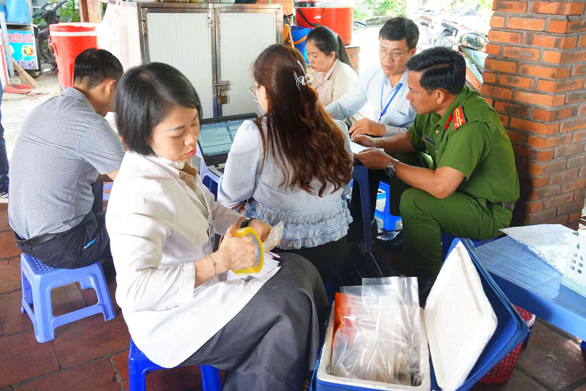 ラムドン省の省庁間検査団が、V.T氏が経営する飲食店の営業活動を検査。写真:クアン・ニャン