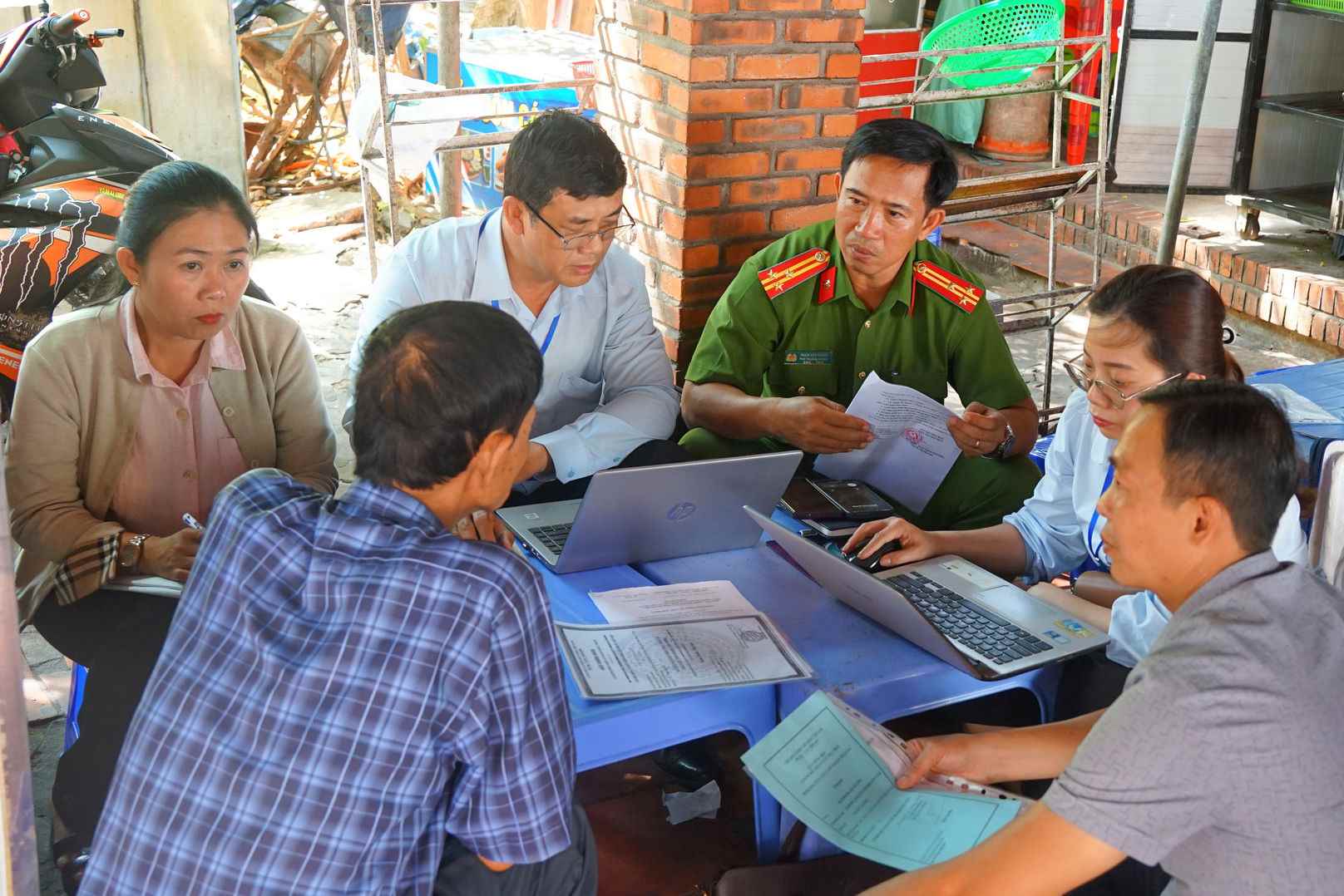 Qua kiểm tra, đoàn liên ngành yêu cầu cơ sở kinh doanh ăn uống của ông V.T tạm dừng hoạt động để làm rõ các vi phạm. Ảnh: Quang Nhân 