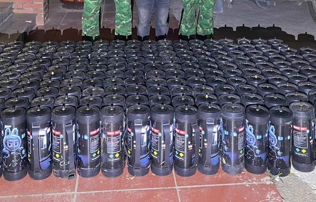El sujeto y algunos cilindros de gas de la risa fueron arrestados. Foto: Puesto fronterizo de Hoanh Mo