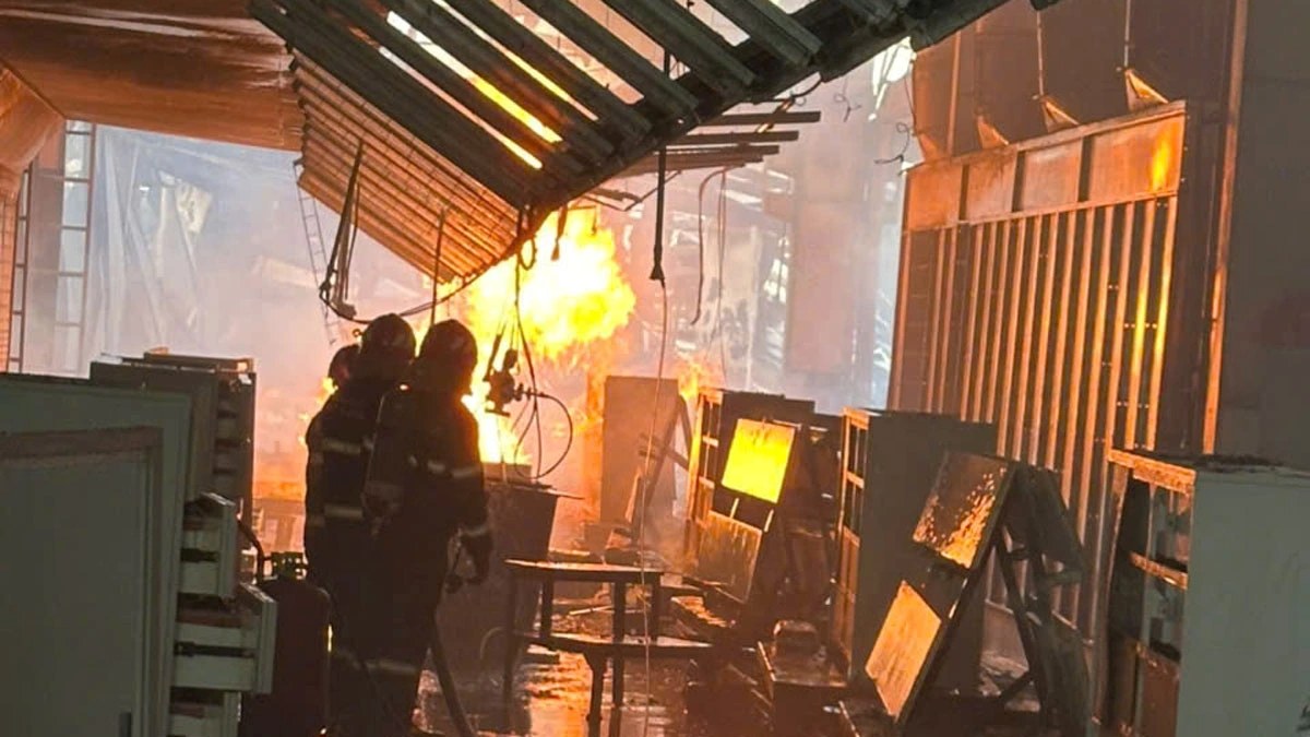 ホーチミン市ビンタン区タンビン工業団地内の会社の工場火災。写真:読者提供