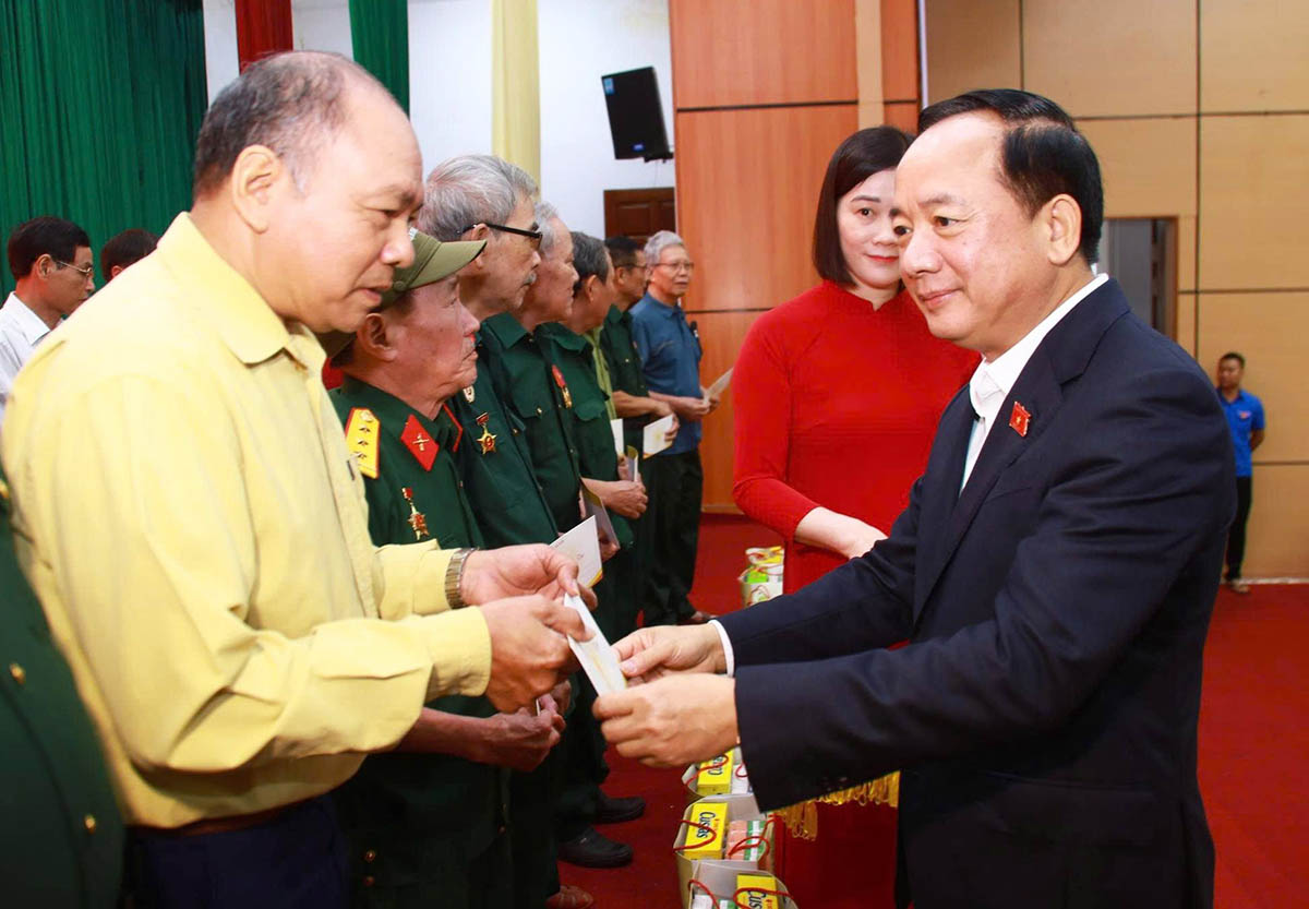 Ủy viên Bộ Chính trị, Trưởng Ban Tuyên giáo và Dân vận Trung ương Trịnh Văn Quyết tặng quà gia đình chính sách, công nhân, người lao động tại Tuyên Quang. Ảnh: Văn Long.