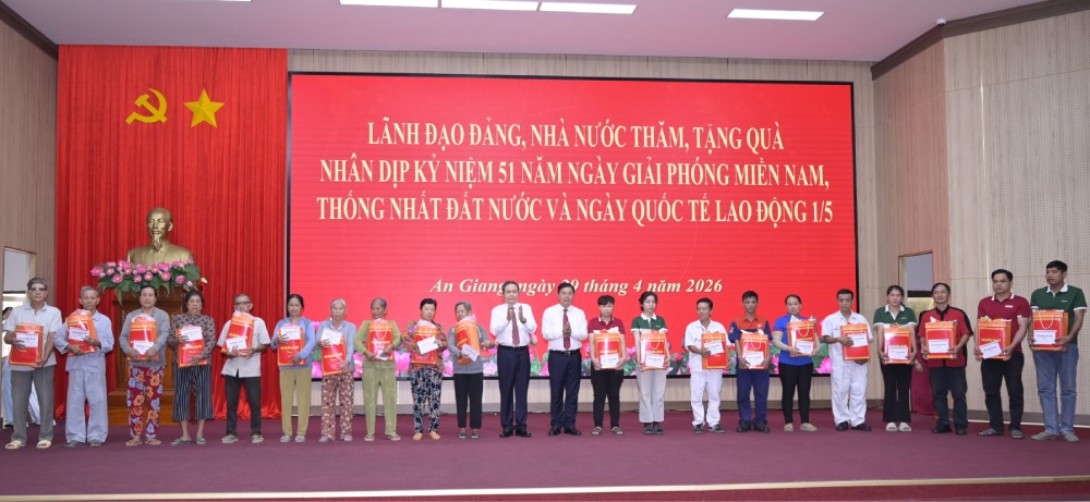 Chủ tịch Quốc hội Trần Thanh Mẫn và Bí thư Tỉnh ủy An Giang Nguyễn Tiến Hải tặng quà cho gia đình chính sách, công nhân, người lao động có hoàn cảnh khó khăn. Ảnh: Lê Vy