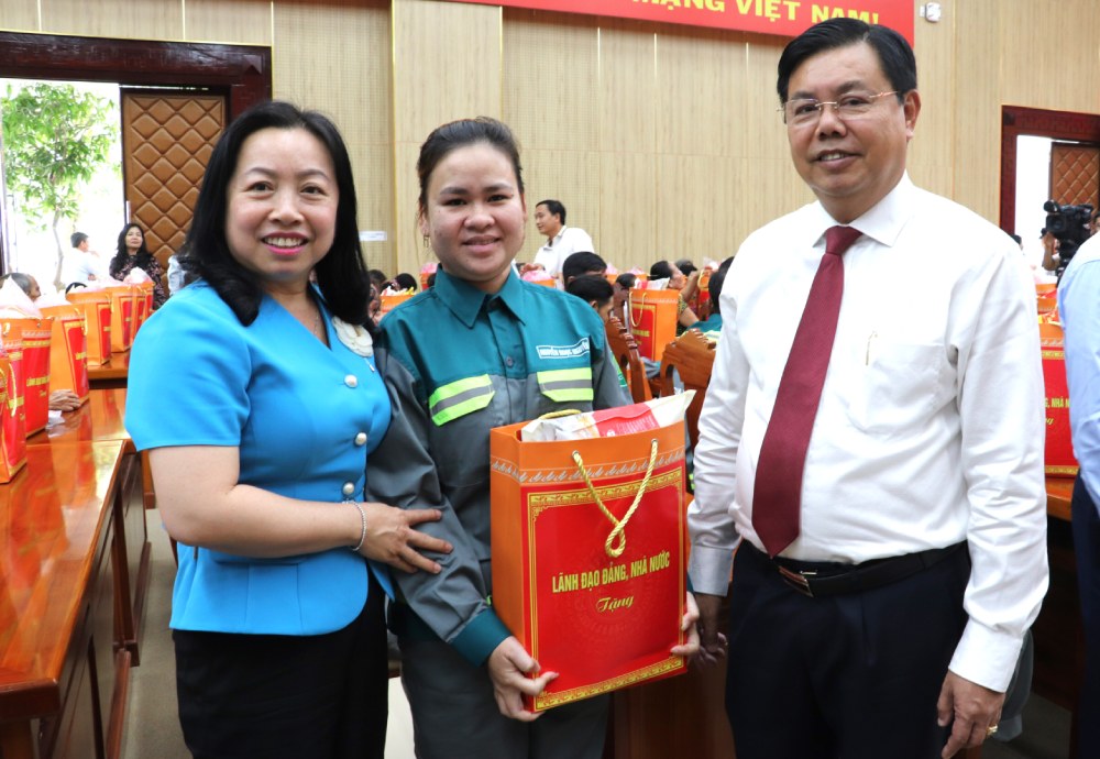 Phó Chủ tịch Thường trực Tổng LĐLĐ Việt Nam Thái Thu Xương và Bí thư Tỉnh ủy An Giang Nguyễn Tiến Hải tặng quà cho công nhân lao động. Ảnh: Lê Vy