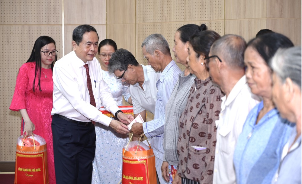 National Assembly Chairman Tran Thanh Man presents gifts to policy families and workers in difficult circumstances in An Giang province. Photo: Le Vy