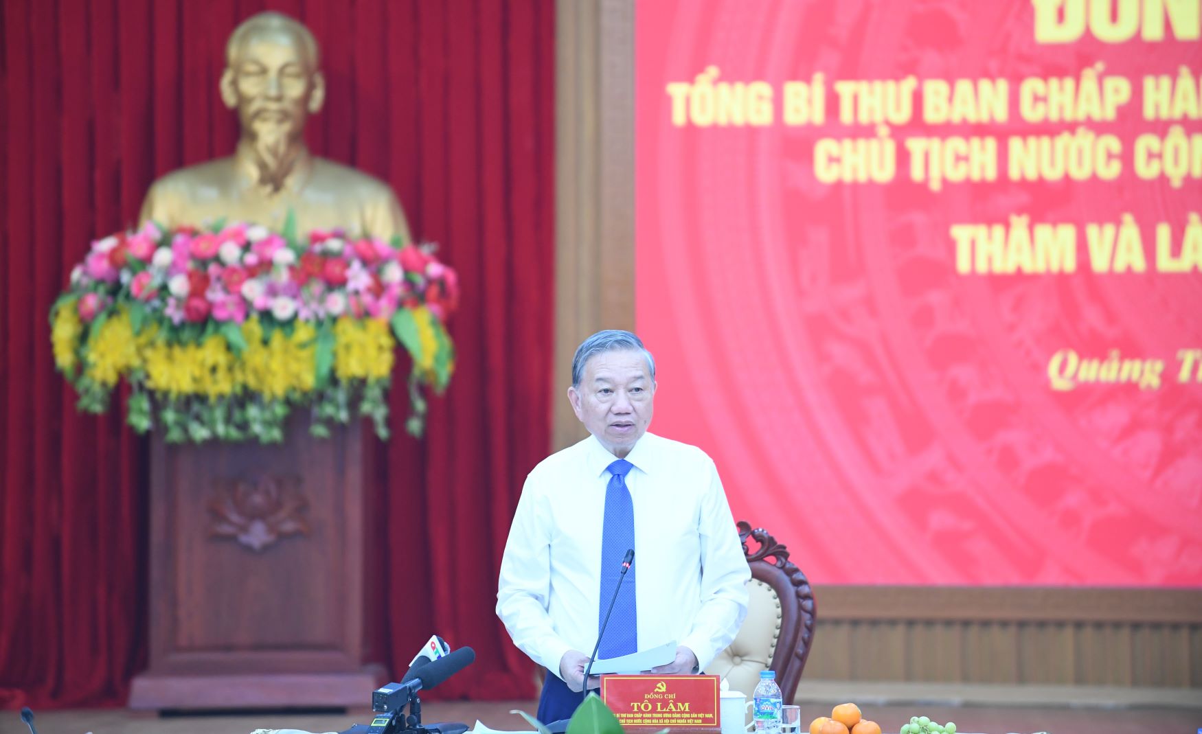 General Secretary and President To Lam delivers a directive speech at the working session with the Standing Committee of Quang Tri Provincial Party Committee. Photo: H.Minh