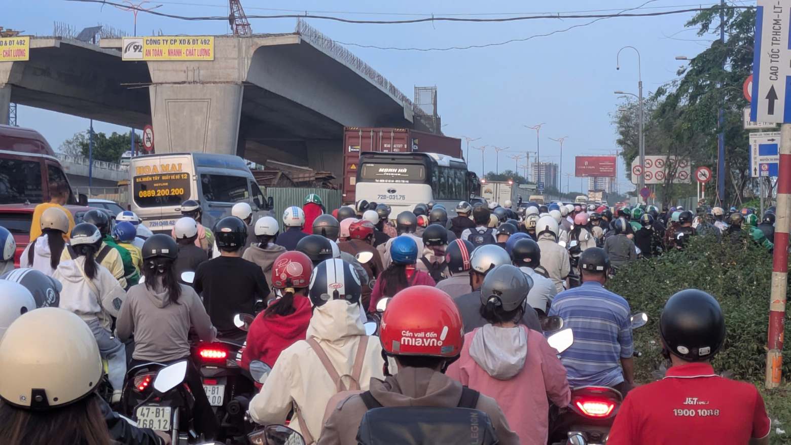 The number of vehicles leaving Ho Chi Minh City at the gateway increased sharply on the last working day before the April 30 and May 1 holidays.