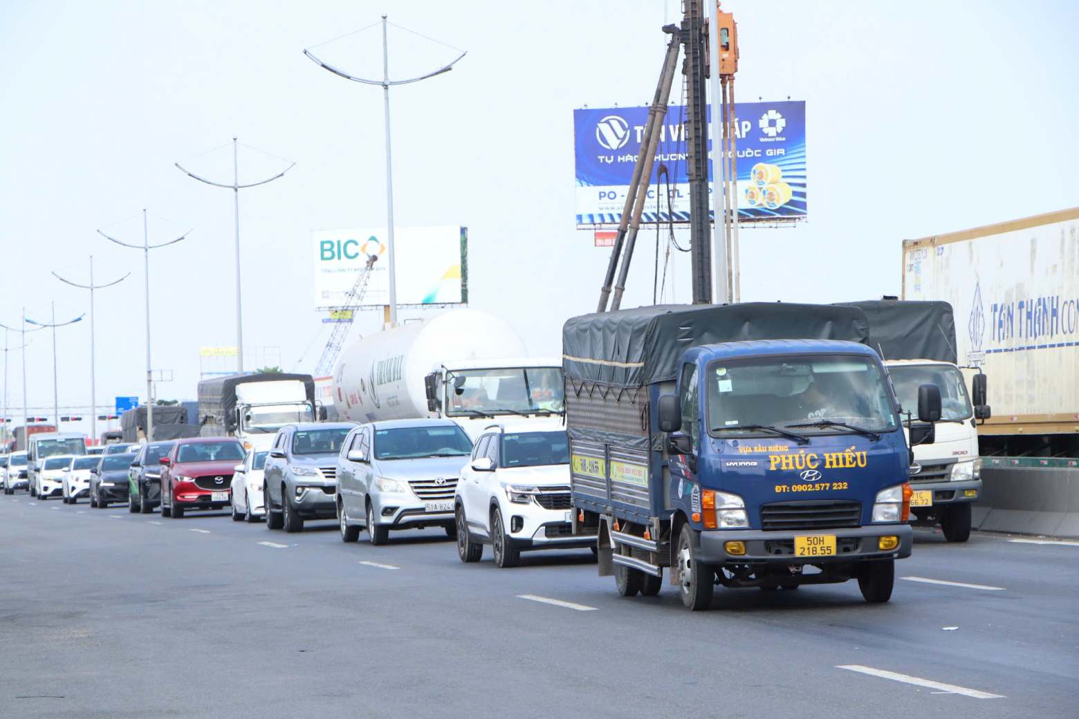 Dòng xe dày đặc trên đường dẫn cao tốc TPHCM - Trung Lương hướng về nút giao Bình Thuận. Ảnh: Thái Bảo