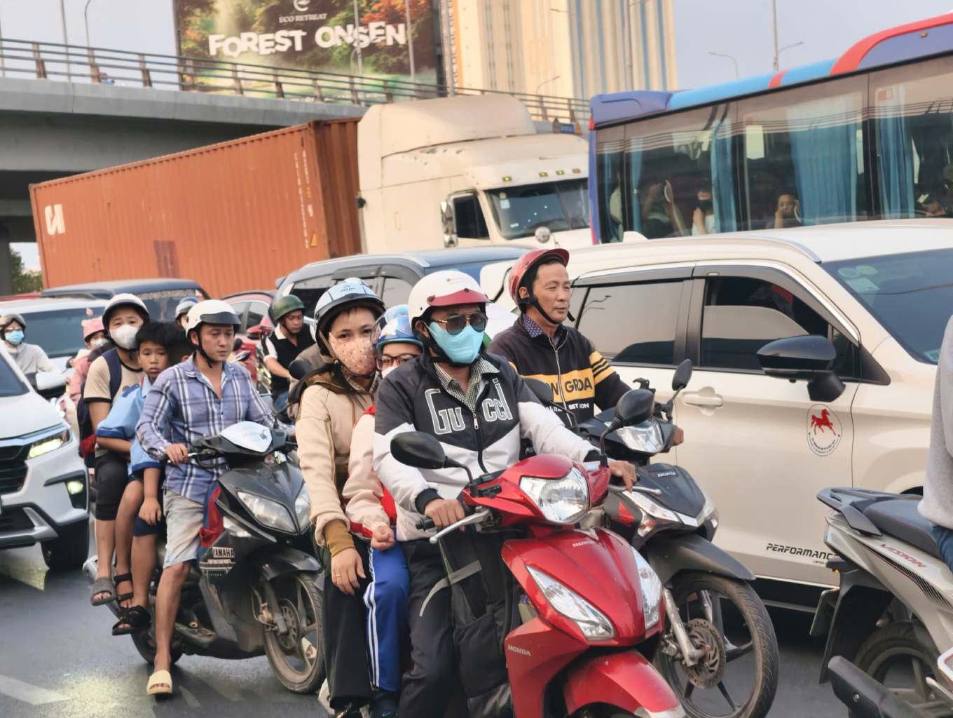 Người dân chở đồ đạc lỉnh khỉnh. Ảnh: Thái Bảo.