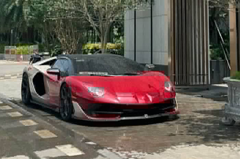 The Lamborghini Aventador LP700-4 Roadster in Hanoi has been upgraded in appearance to the SVJ Roadster style, highlighted by a red-gray two-tone coat and many carbon fiber details. Photo: Gia Khanh