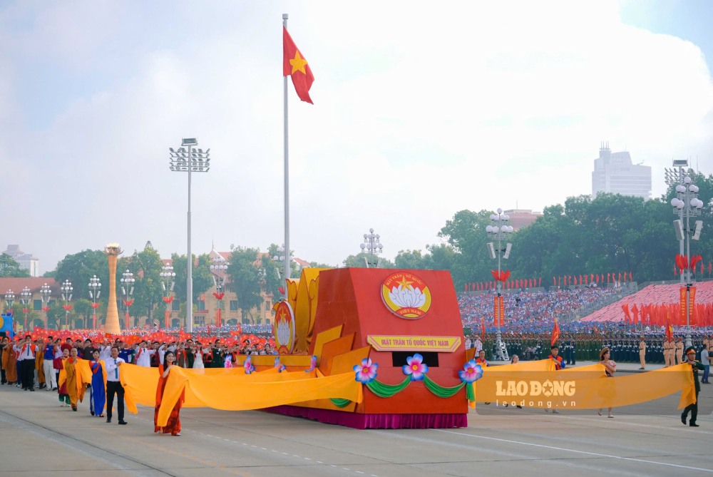 Bloc de masse du Front de la Patrie lors du défilé de la fête nationale du 2 septembre 2025. Photo: Anh Tuấn