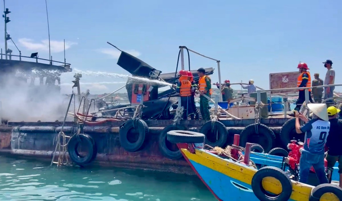 Scene of searching for 1 missing welder in the oil tanker fire