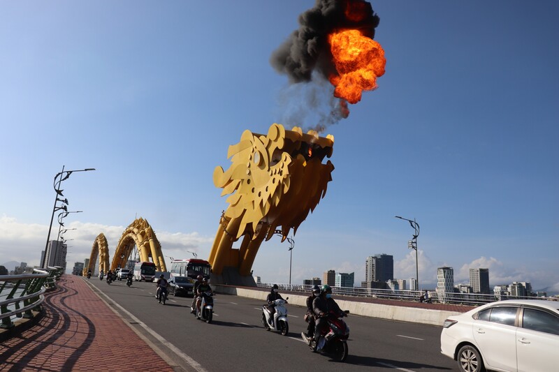 Da Nang City Police ban vehicles on streets serving events. Photo: Nguyen Linh