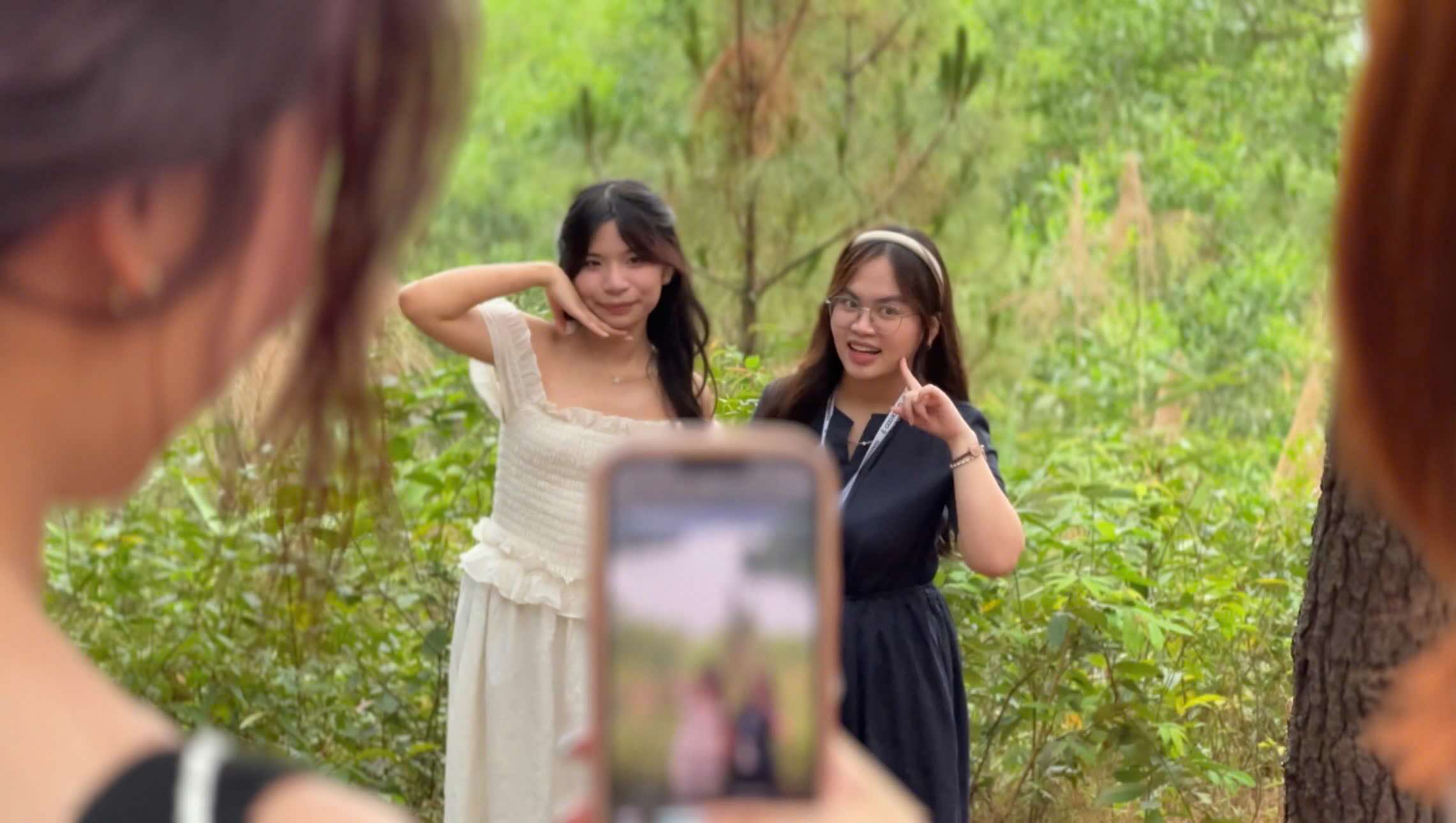 People and tourists check-in at Vong Canh hill. Photo: To Nguyen.