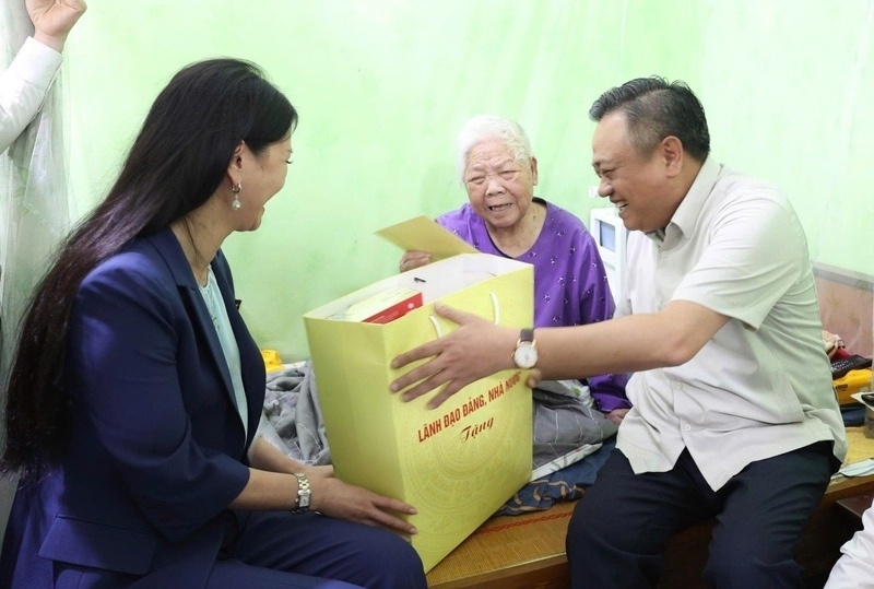 The working delegation visited Vietnamese Heroic Mother Nguyen Thi Kim (residing in block 5, Dong Kinh ward, Lang Son province). Photo: Minh Khang