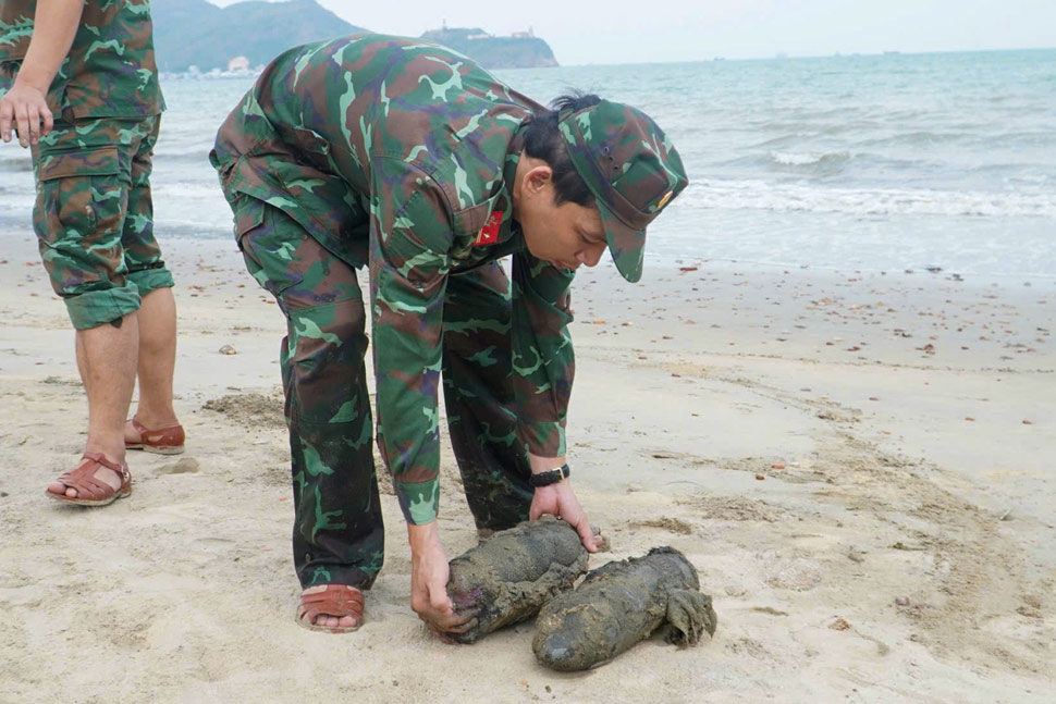 Các đầu đạn pháo được thu gom. Ảnh: Hoài Phương
