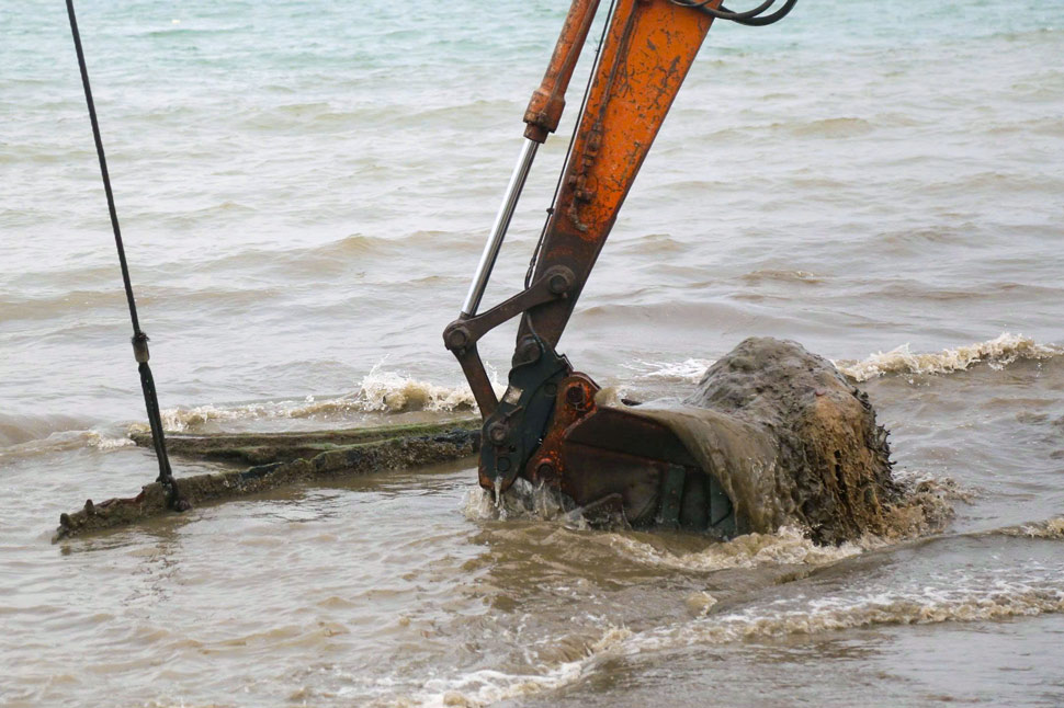 Một phần xác xe tăng được máy múc 