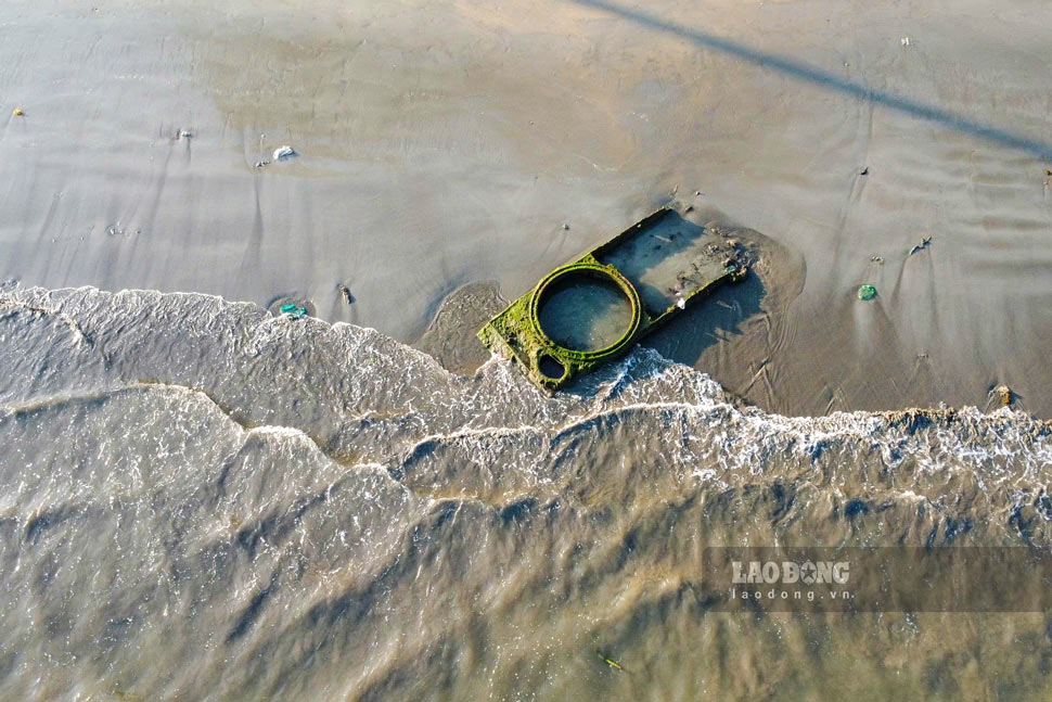 Xác xe tăng trồi lên tại bãi biển Quy Nhơn. Ảnh: Hoài Phương