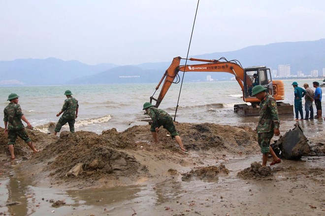 Trục vớt xác xe tăng trồi lên bãi biển Quy Nhơn, phát hiện nhiều súng đạn