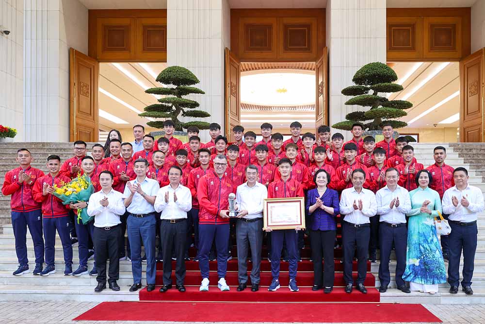 Thủ tướng chụp ảnh lưu niệm cùng đội. Ảnh: VGP