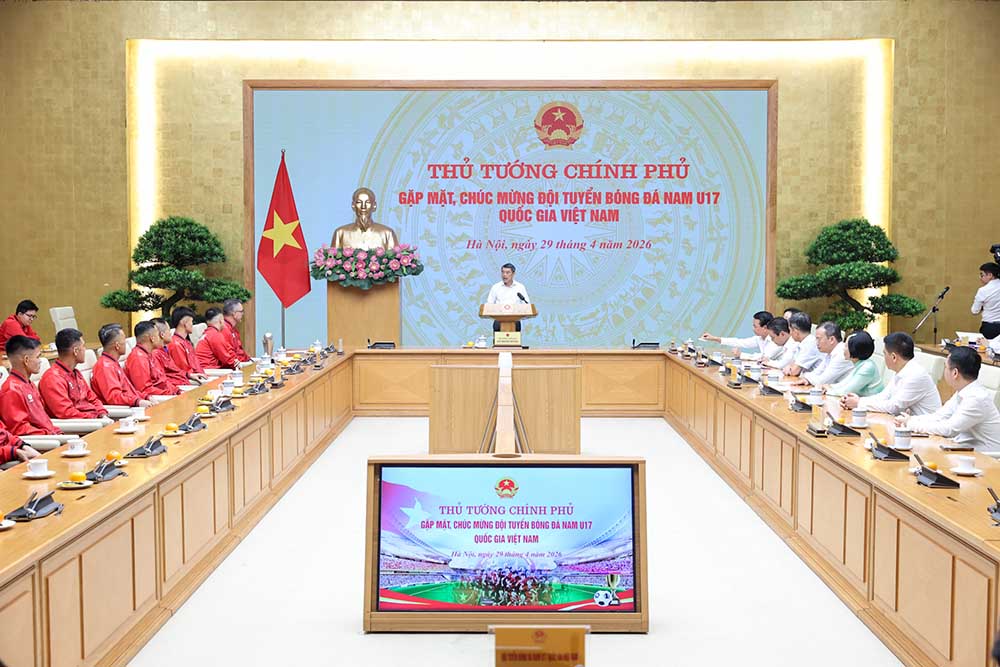 Thủ tướng Lê Minh Hưng gặp mặt, biểu dương ban huấn luyện và các cầu thủ đội tuyển bóng đá nam U17. Ảnh: VGP