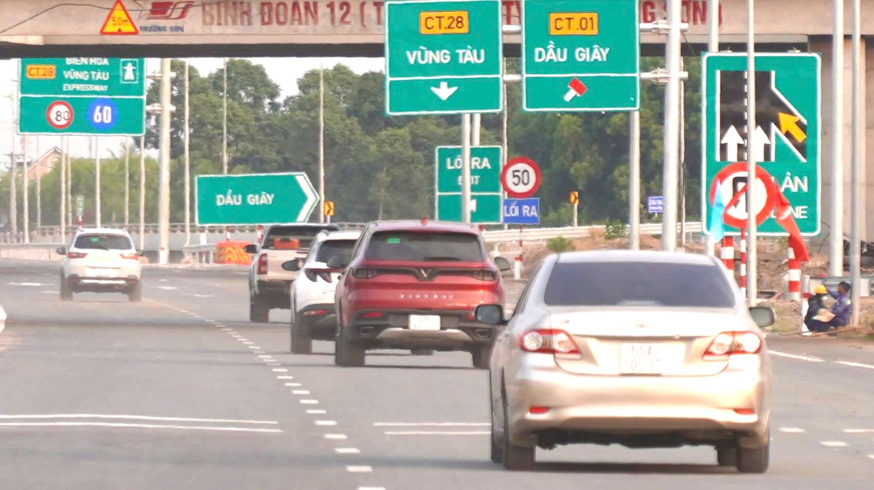 Vehicles circulating on the Bien Hoa - Vung Tau expressway in the afternoon of April 29. Photo: HAC