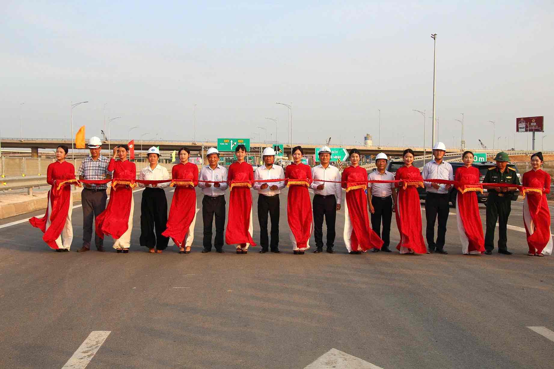 Cơ quan chức năng tổ chức lễ thông xe (đợt 1) dự án đường bộ cao tốc Biên Hòa - Vũng Tàu giai đoạn 1. Ảnh: HAC