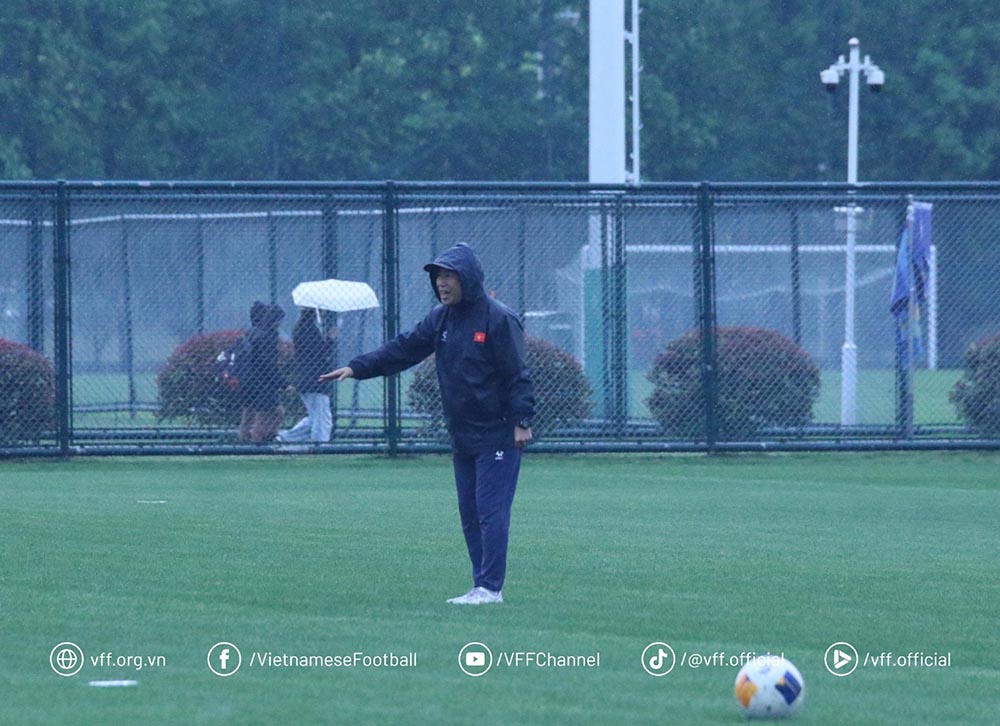 Huấn luyện viên Okiyama Masahiko theo sát quá trình tập luyện của toàn đội. Ảnh: VFF
