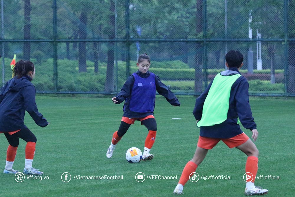 Vietnam U17 women's team has their first training session in China. Photo: VFF