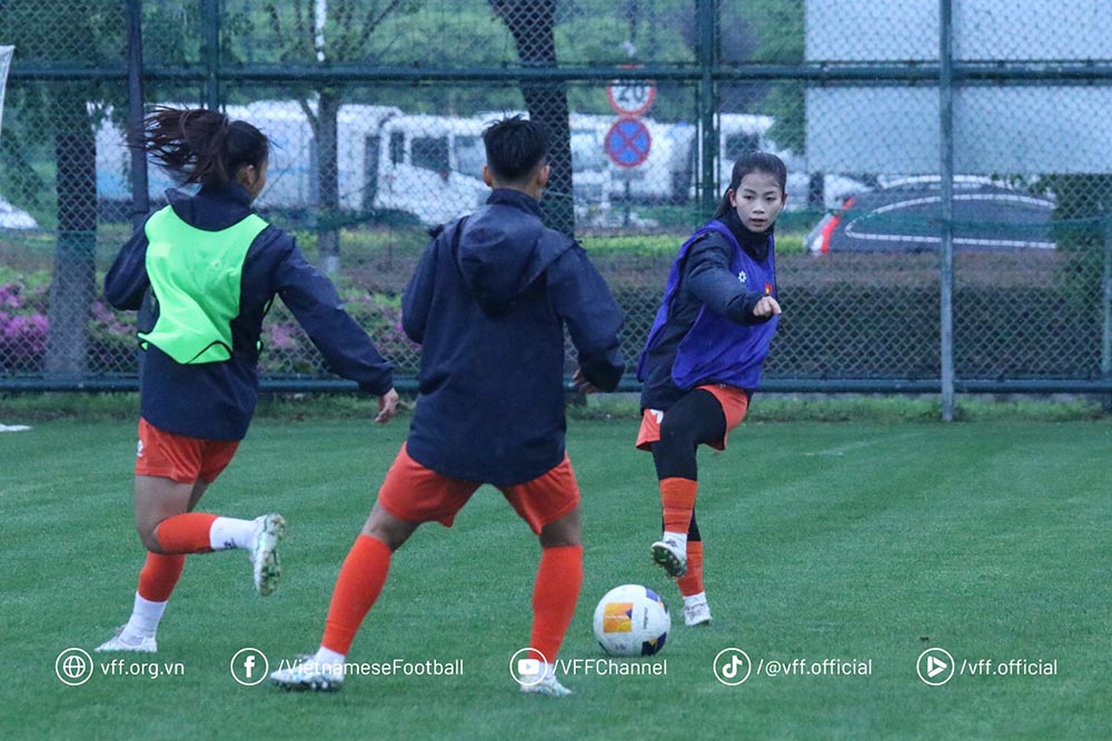 U17 nữ Việt Nam tập luyện dưới thời tiết không thuận lợi. Ảnh: VFF