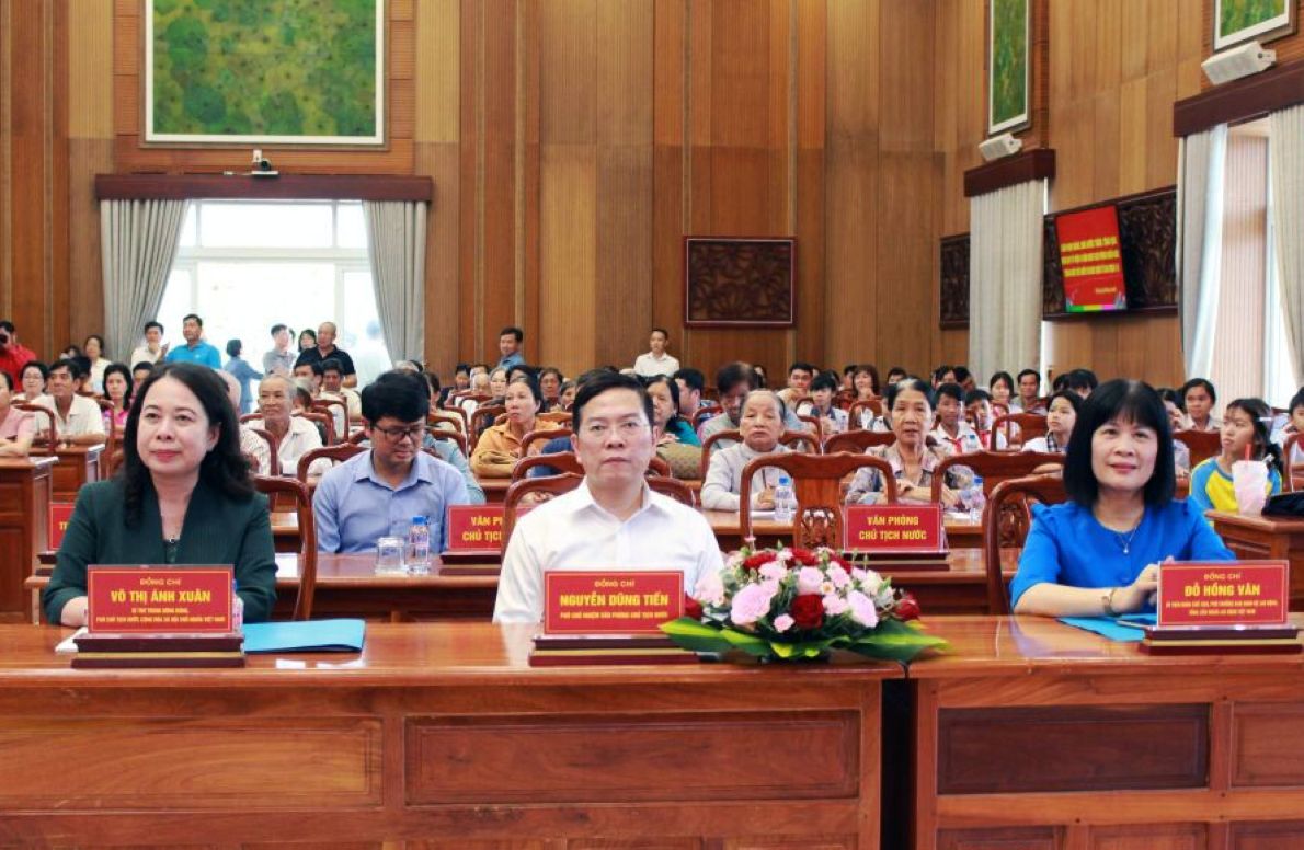 Phó Chủ tịch nước Võ Thị Ánh Xuân; Phó Chủ nhiệm Văn phòng Chủ tịch nước  Nguyễn Dũng Tiến; Ủy viên Đoàn Chủ tịch, Phó Trưởng Ban Quan hệ Lao động, Tổng Liên đoàn Lao động Việt Nam (từ trái ảnh sang) tại buổi làm việc. Ảnh: Thanh Mai