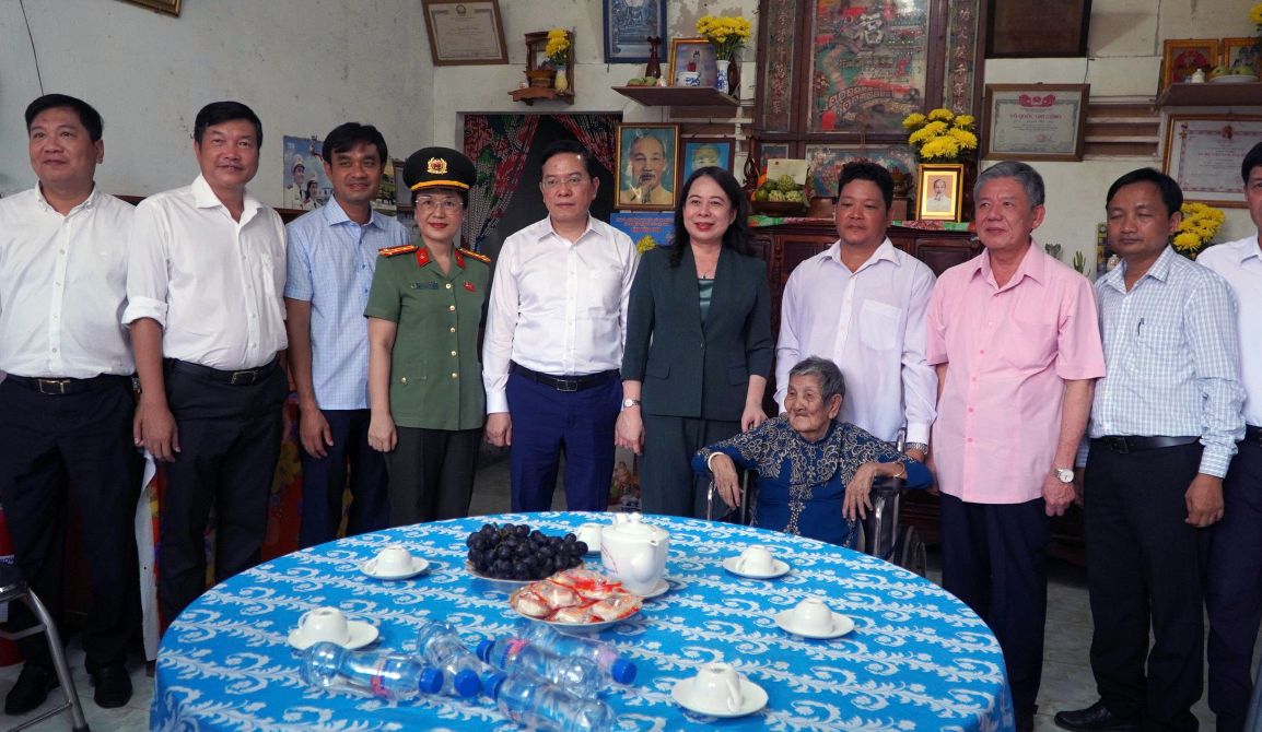 Bà Võ Thị Ánh Xuân và đoàn công tác đã đến thăm, tặng quà Mẹ Việt Nam Anh hùng Huỳnh Thị Chinh (sinh năm 1936, ngụ phường Mỹ Ngãi). Ảnh: Thanh Mai