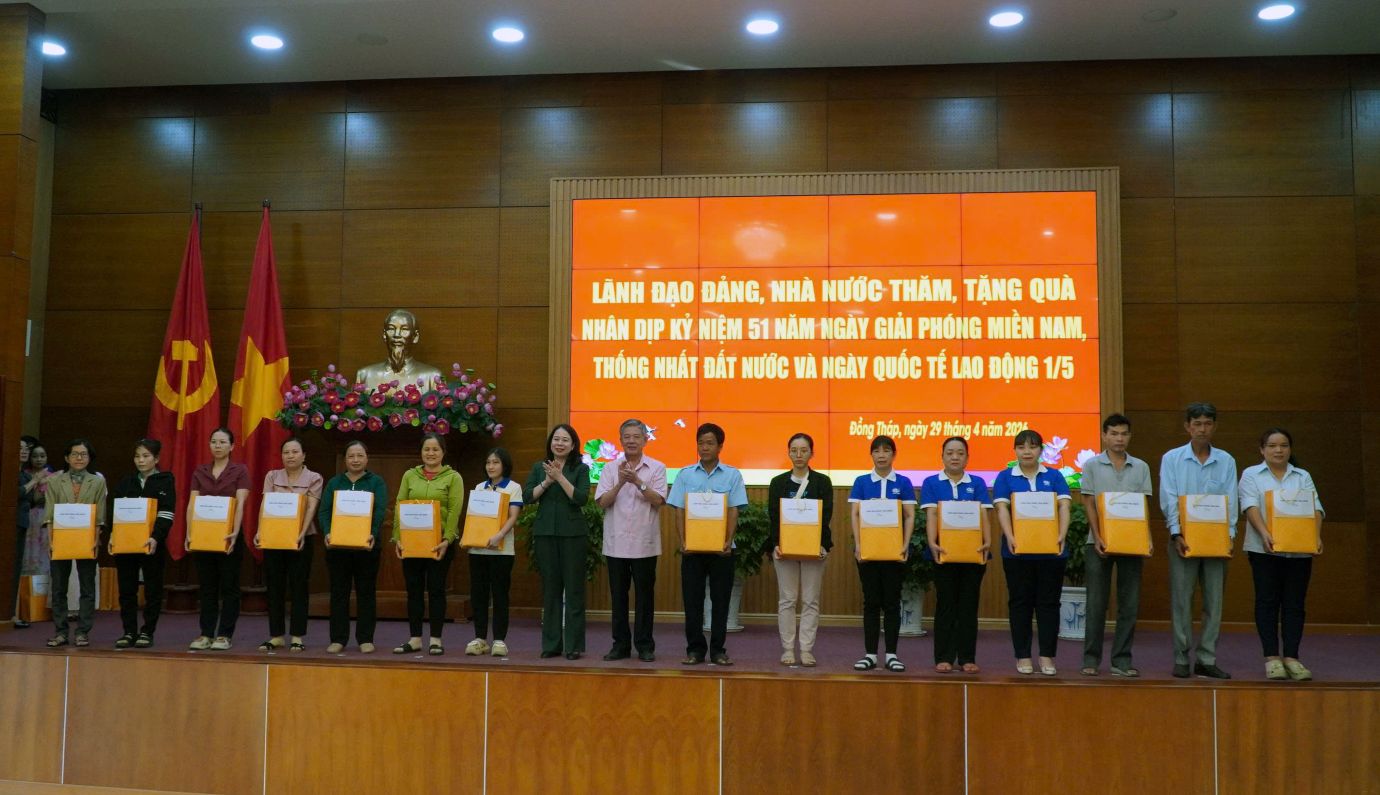 Phó Chủ tịch nước Võ Thị Ánh Xuân và Bí thư Tỉnh ủy Đồng Tháp Ngô Chí Cường trao tặng quà cho gia đình chính sách. Ảnh:  Thanh Mai