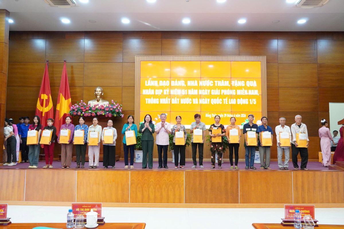 Phó Chủ tịch nước Võ Thị Ánh Xuân và Bí thư Tỉnh ủy Đồng Tháp Ngô Chí Cường trao tặng quà cho gia đình chính sách. Ảnh:  Thanh Mai