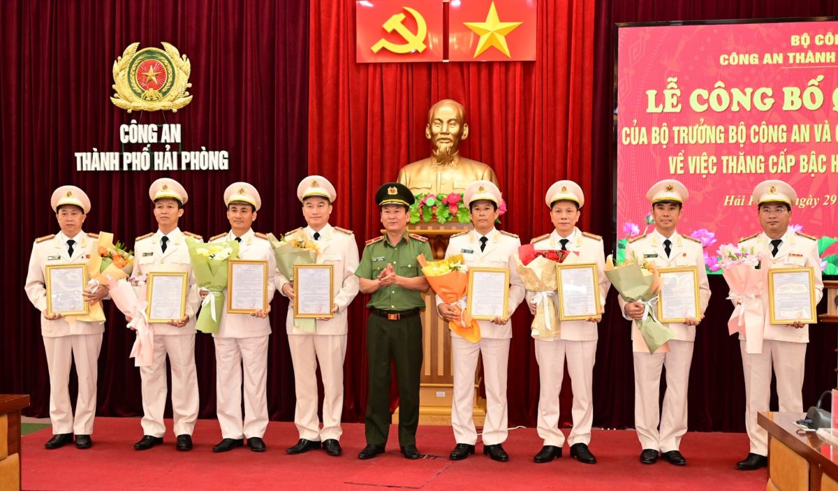 Major General Bui Quang Binh - Director of Hai Phong Police presents decisions to Heads of professional departments to be promoted to the rank of Colonel. Photo: Hai Phong Police