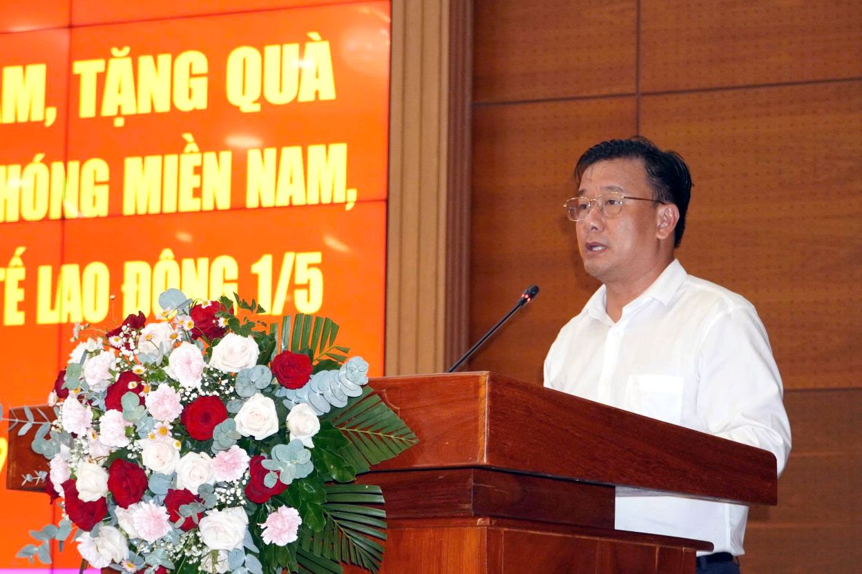 Phó Chủ tịch UBND tỉnh Đồng Tháp Nguyễn Phước Thiện báo cáo về công tác chăm lo người lao động. Ảnh: Thanh Mai