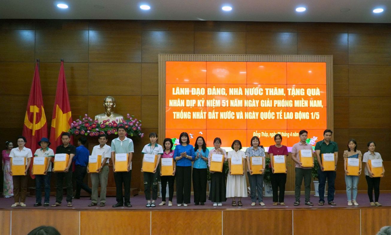  Bà Đỗ Hồng Vân -  Ủy viên Đoàn Chủ tịch, Phó Trưởng Ban Quan hệ Lao động, Tổng Liên đoàn Lao động Việt Nam; bà Huỳnh Thị Tuyết Vui - Chủ tịch Liên đoàn lao động tỉnh Đồng Tháp trao tặng quà cho người lao động. Ảnh: Thanh Mai