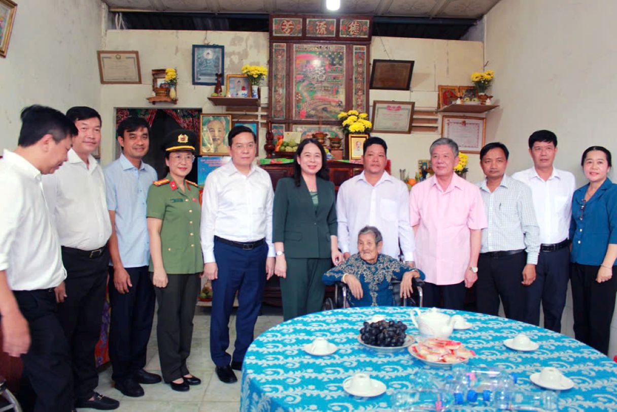 Trong chuyến dẫn đầu đoàn công tác lãnh đạo Đảng, Nhà nước về thăm, tặng quà tại tỉnh Đồng Tháp, Phó Chủ tịch nước Võ Thị Ánh Xuân dẫn đầu đã thăm Mẹ Việt Nam anh hùng Huỳnh Thị Chinh (sinh năm 1936, ngụ phường Mỹ Ngãi). Ảnh: Thanh Mai