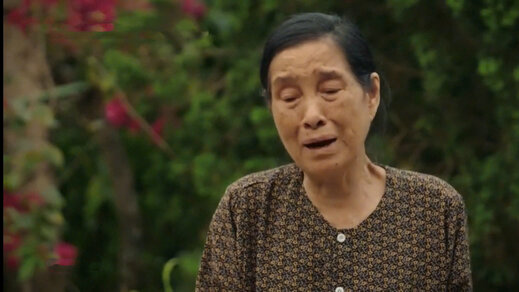 Ở quê, bà ngoại bàng hoàng, rao bán vườn vì thương các cháu tập 30 “Bước chân vào đời“. Ảnh: VFC