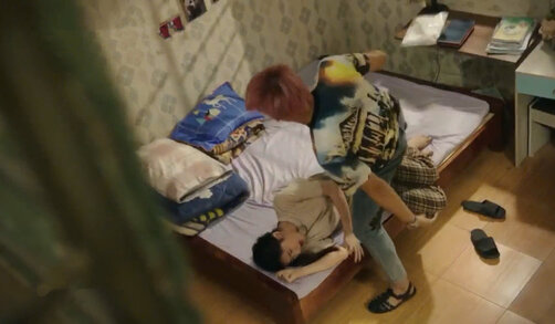 Trang tủi nhục trước những lời nói mỉa mai của đàn em Hưng. Ảnh: VFC