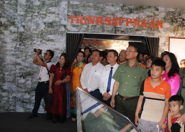 Các đại biểu tham dự không gian nghệ thuật và triển lãm tối 29.4. Ảnh: Nguyễn Linh