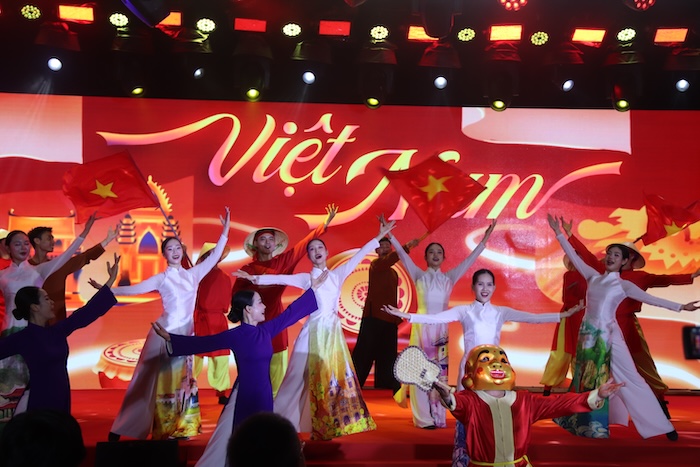 Các nghệ sĩ trình diễn nghệ thuật dân gian ba miền tại lễ khai mạc. Ảnh: Nguyễn Linh