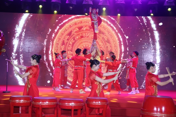 Không gian văn hóa tại chương trình nghệ thuật tối 29.4. Ảnh: Nguyễn Linh