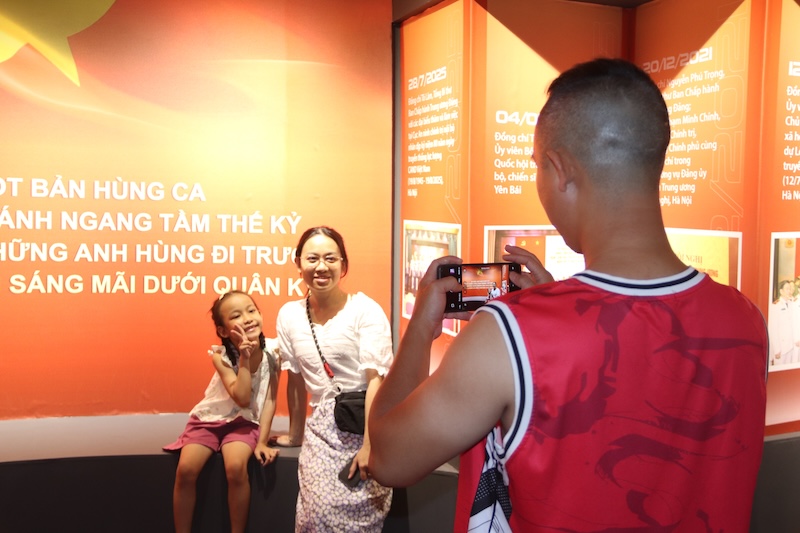 Người dân và du khách tham quan không gian triển lãm. Ảnh: Nguyễn Linh