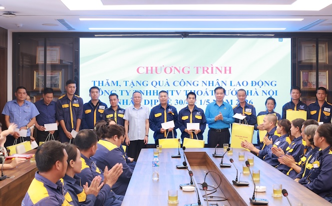 Workers of Hanoi Drainage One Member Limited Liability Company receive support right on the occasion of the Liberation of the South, national reunification and 140th International Labor Day 1. 5. Photo: Ngoc Anh