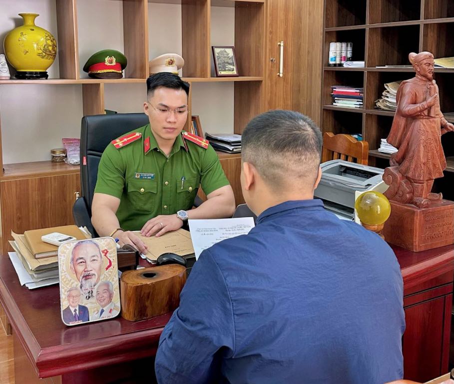 Công an xã Bắc Thái Ninh làm việc với anh H.Q.B về hành vi đăng tải thông tin sai sự thật trên mạng xã hội. Ảnh: Công an tỉnh Hưng Yên 