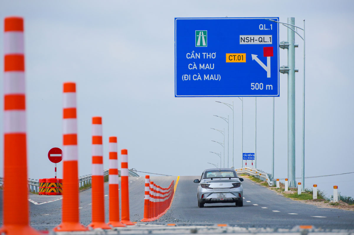 Cao tốc Cần Thơ – Cà Mau dài hơn 110km hoàn thành, giúp nối thông toàn tuyến từ cửa ngõ vùng đến cực Nam Tổ quốc. Ảnh: Tạ Quang
