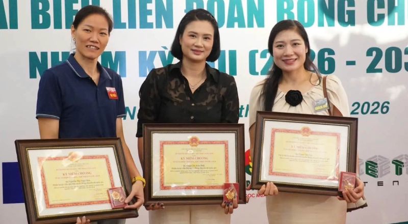 Cựu tuyển thủ Phạm Thị Yến (ngoài cùng bên phải) giữ sắc vóc khi mang thai. Ảnh: Bóng chuyền Việt Nam