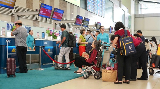 Cao điểm 29.4, sân bay Nội Bài phục vụ 113.000 khách. Ảnh: Phan Công